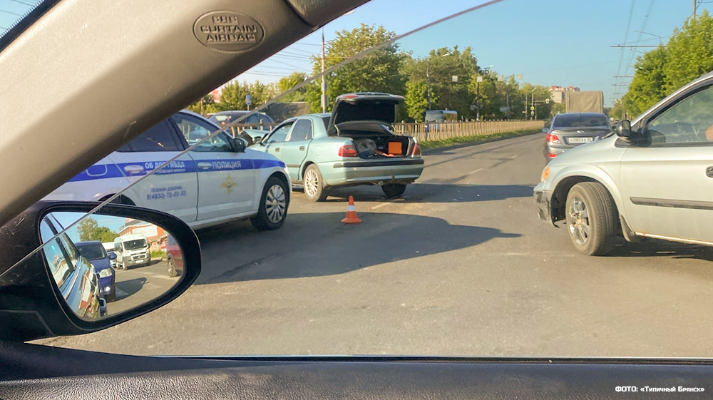 На проспекте Станке Димитрова в Брянске легковой автомобиль врезался в ограждение