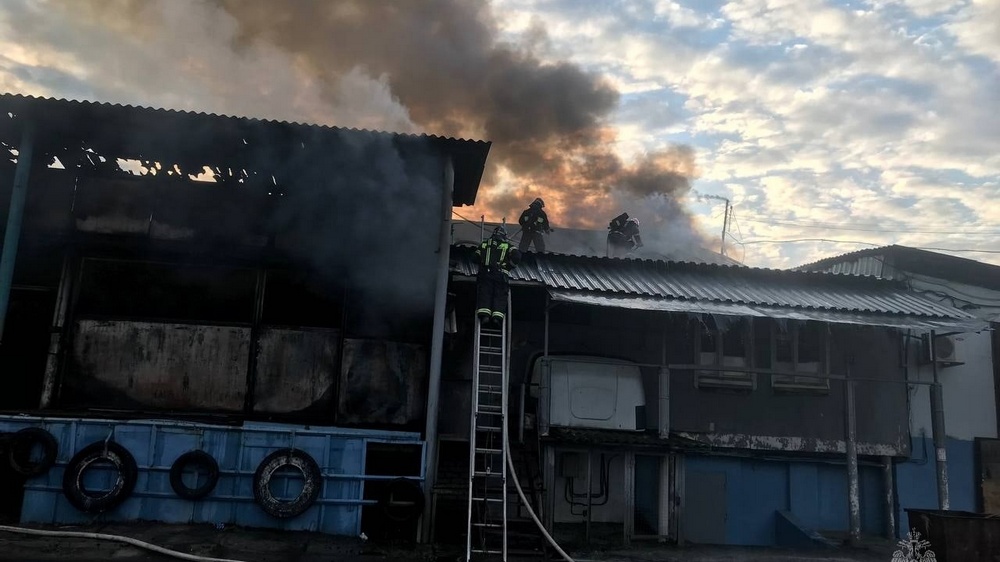 В Фокинском районе сгорел один из складов на проезде Московском