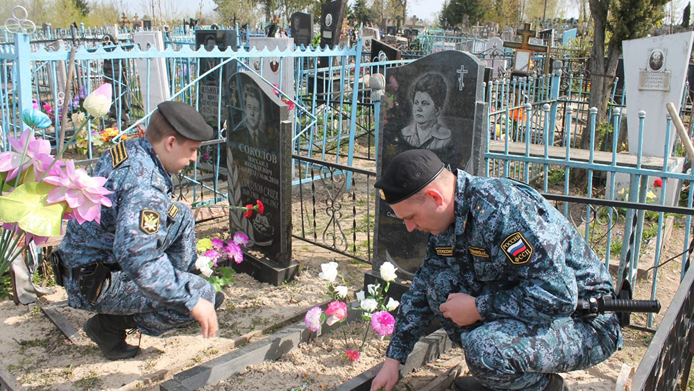 Брянские судебные приставы наводят порядок на могилах ветеранов накануне Дня Победы