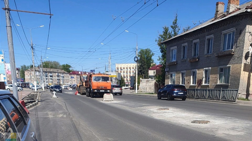 На проспекте Станке Димитрова в Брянске выравнивают люки смотровых колодцев