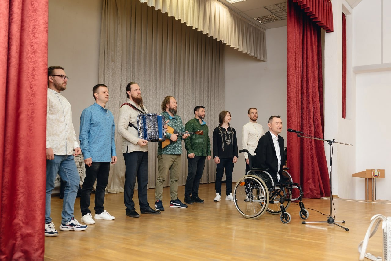 Брянский ансамбль "Бабкины внуки" дали концерт для детей Донбасса в одной из больниц Минска
