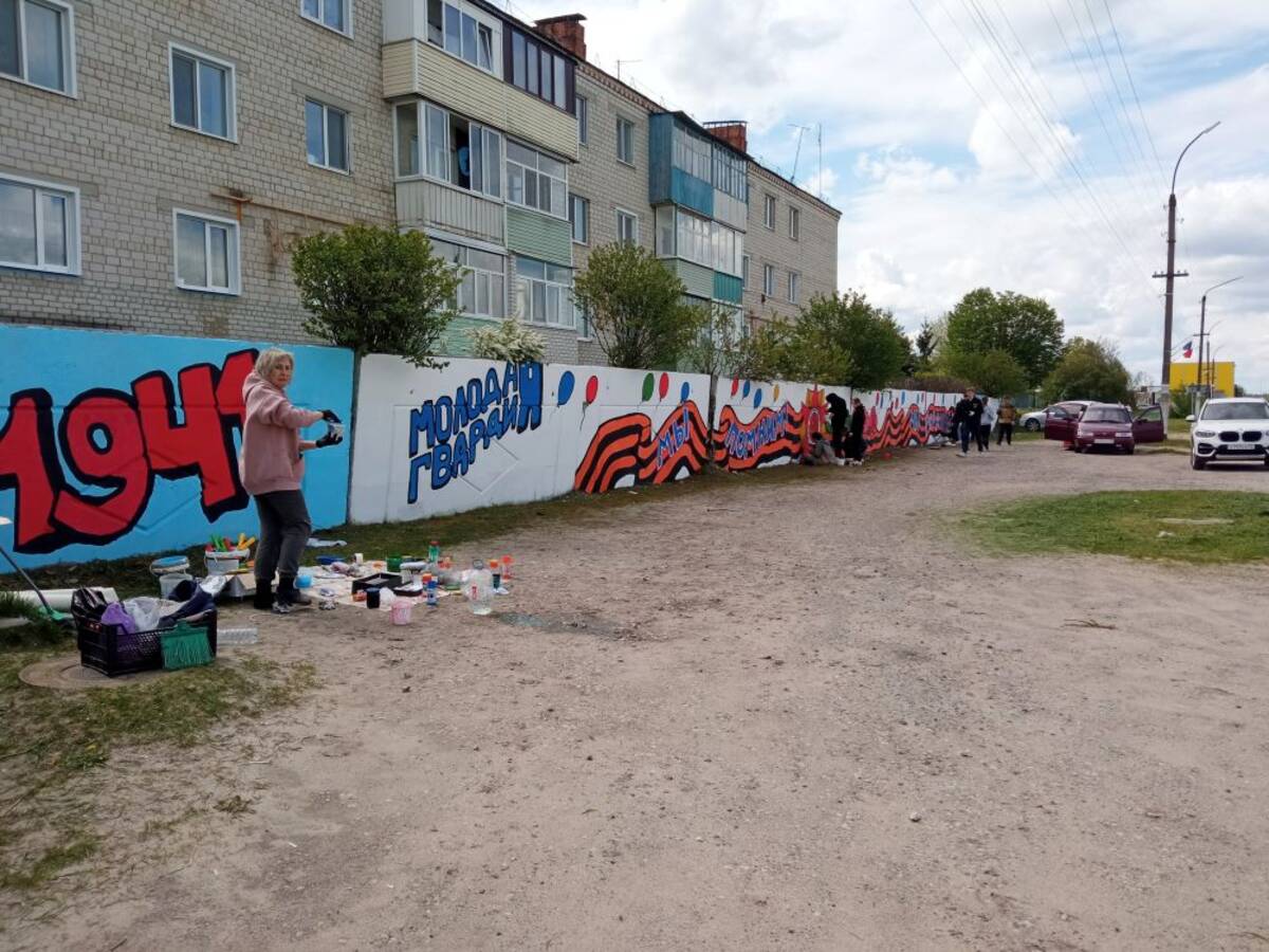 В Климово волонтёры обновили стену с рисунками ко Дню Победы