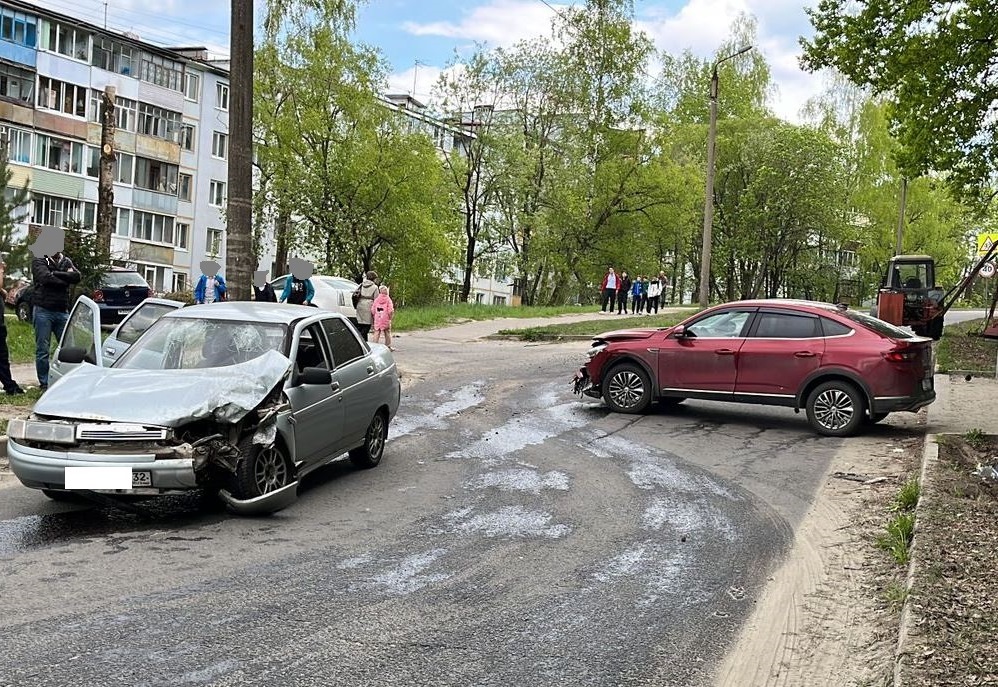 В Брянске на улице Федюнинского произошло ДТП: ранены трое