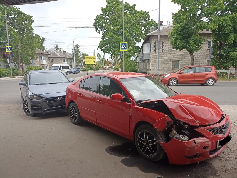 В Брянске на Ново-Советской автоледи устроила ДТП: ранена 25-летняя пассажирка