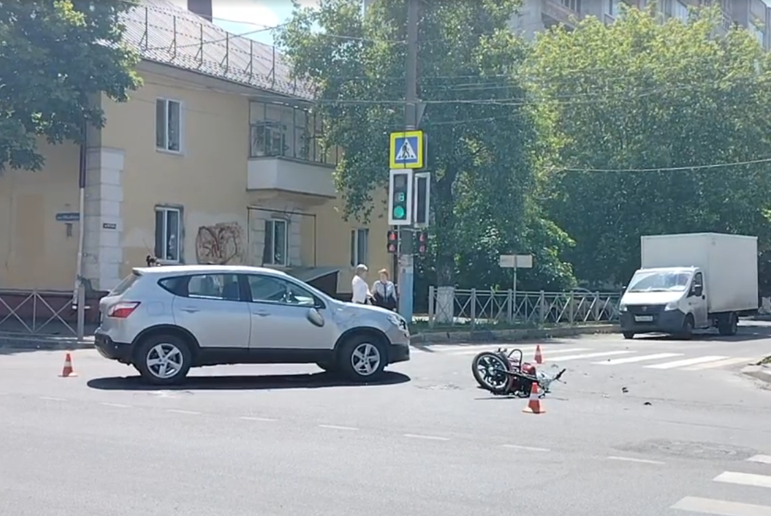 В Брянске произошло ДТП с кроссовером и мопедом: ранен 22-летний парень