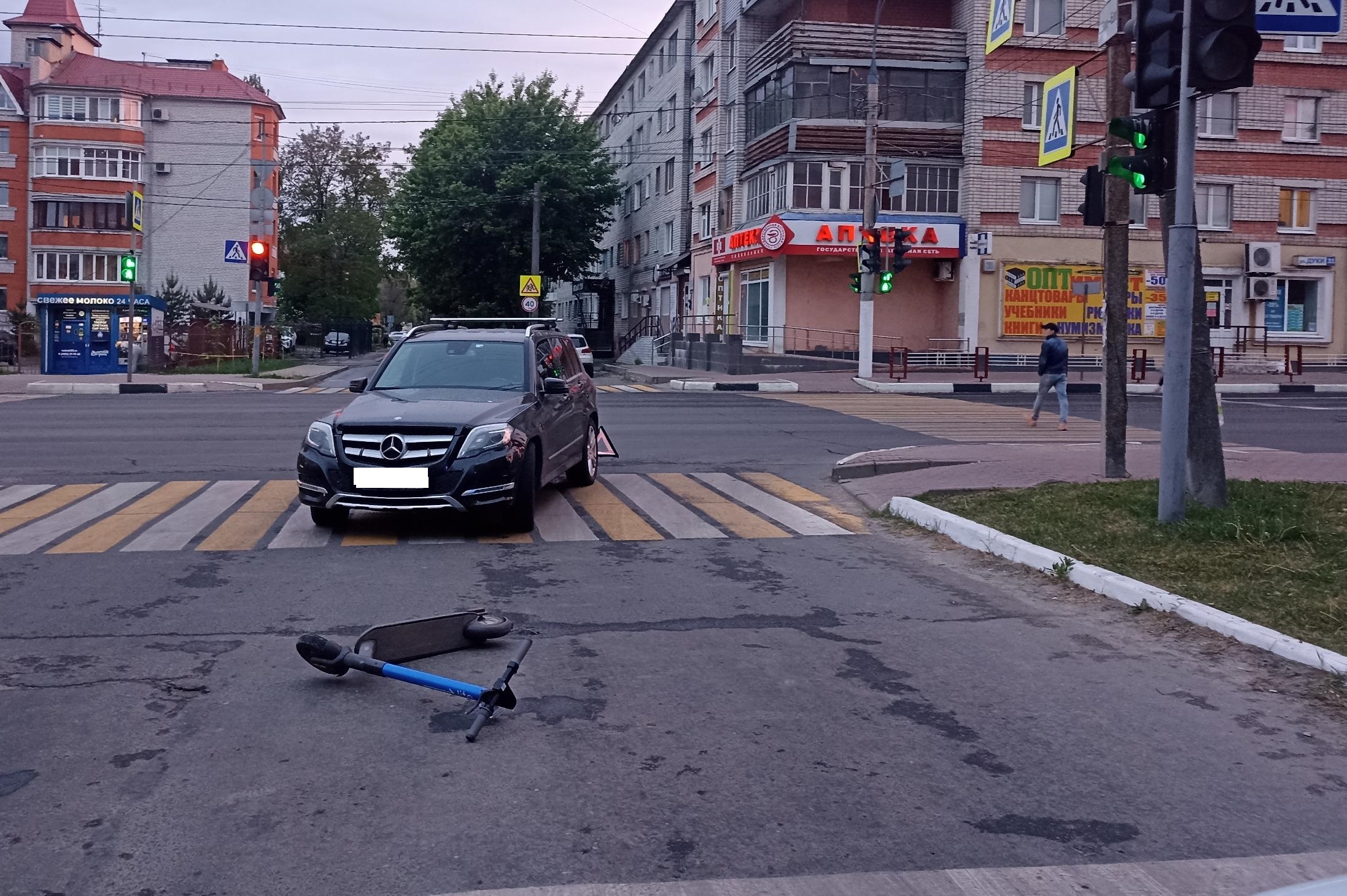 В Брянске водитель сбил двух подростков на электросамокате