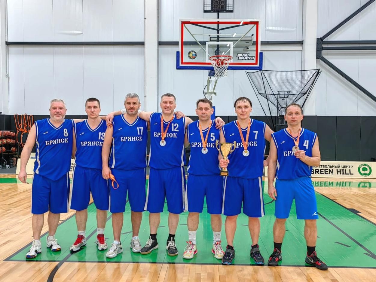 Брянские ветераны баскетбола взяли серебро на первенстве ЦФО