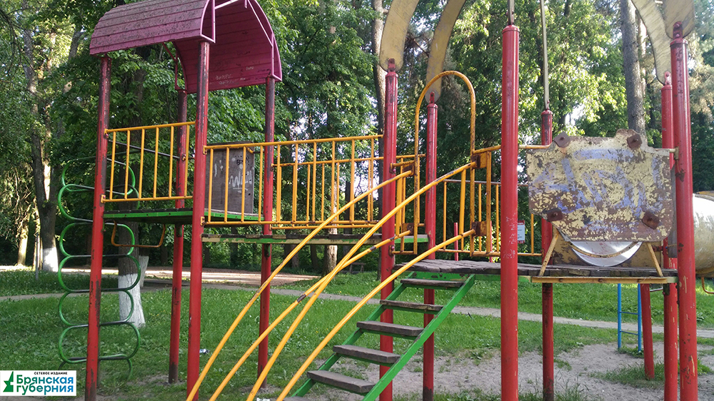 Брошена и забыта: жители Брянска просят привести в порядок детскую площадку в «Лесных сараях»