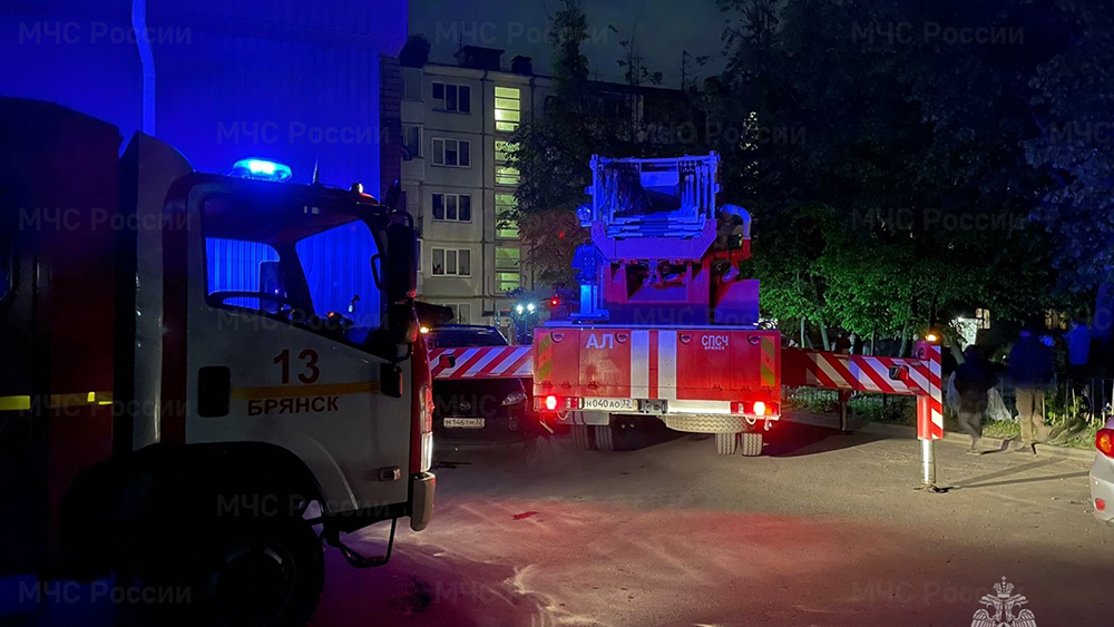 В Брянске из-за пожара в многоэтажке по улице Ульянова эвакуировали 25 человек