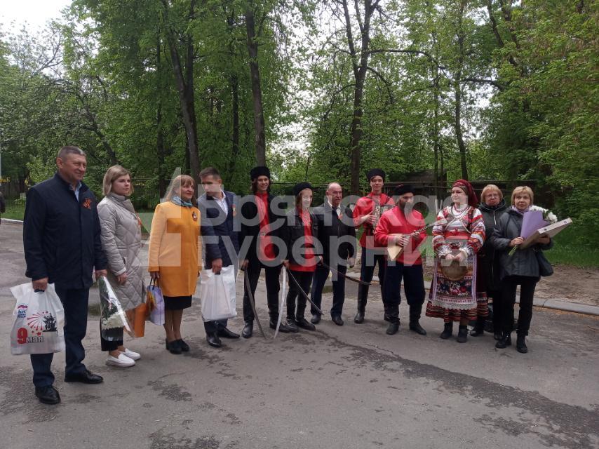 Брянские волонтеры и депутаты поздравили ветеранов с наступающим Днем Победы