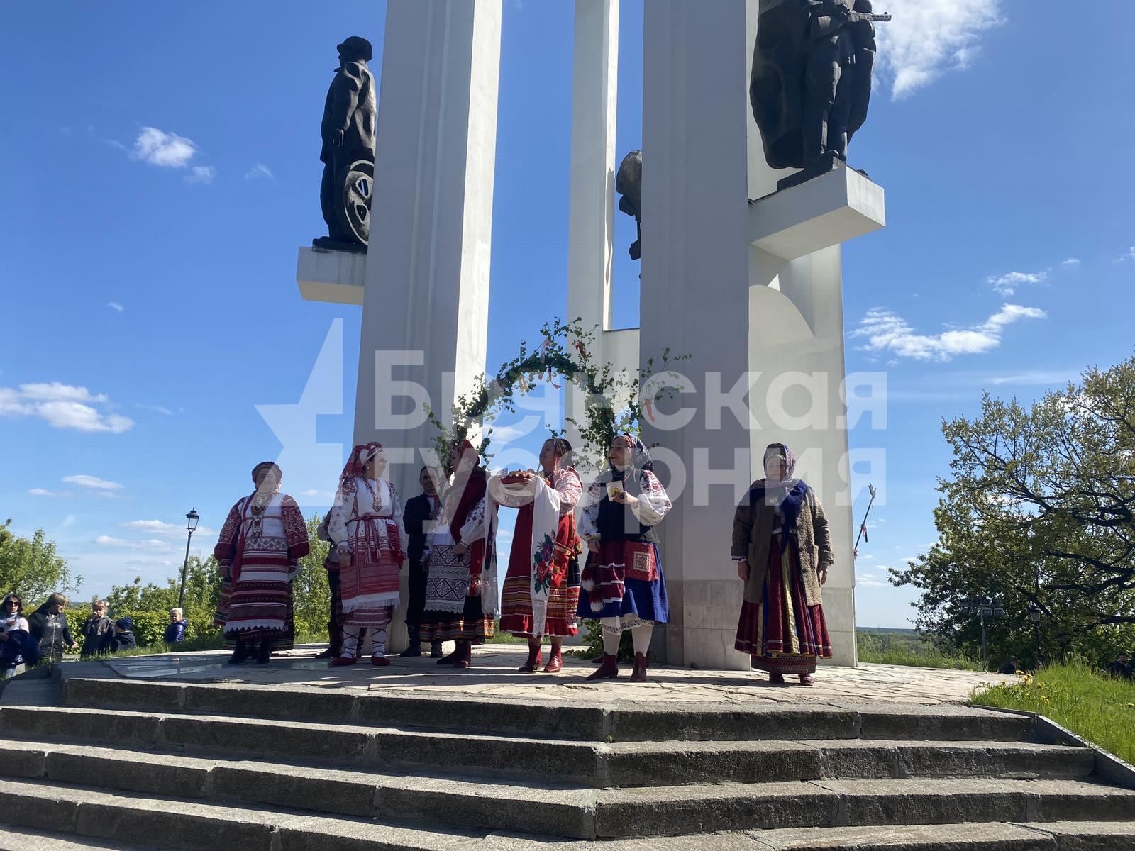 В Брянске стартовал фестиваль "Красная горка"