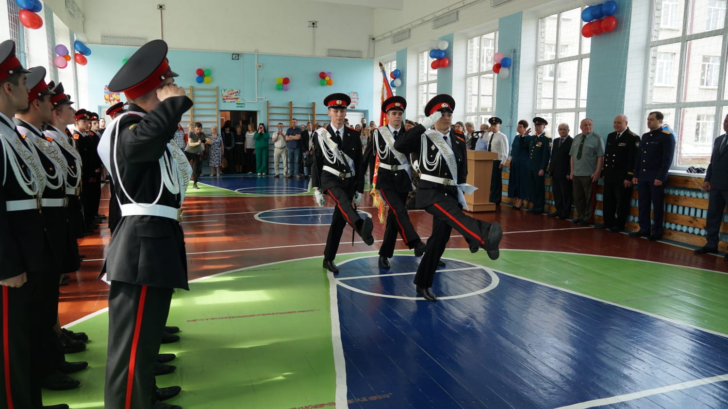 В Брянске прозвучал последний звонок для выпускников кадетской школы имени В.И. Шкурного