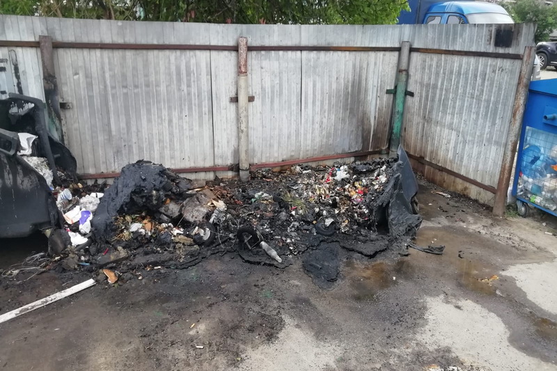 В Сельцо на мусорной площадке сгорели четыре пластиковых контейнера