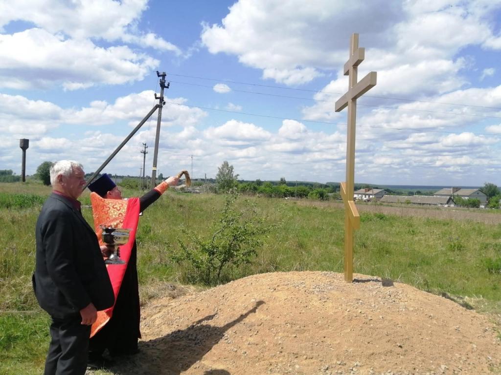В брянском селе Речица освятили Поклонный крест
