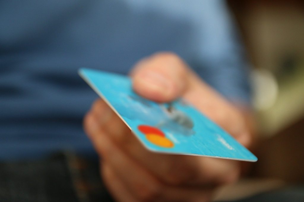 В Брянске правом смены банка-эмитента зарплатной карты чаще пользуются те, кто зарабатывает больше