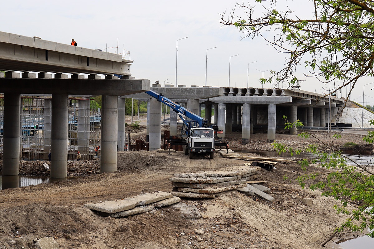 Строители Славянского моста в Брянске приступили к работам в устье реки