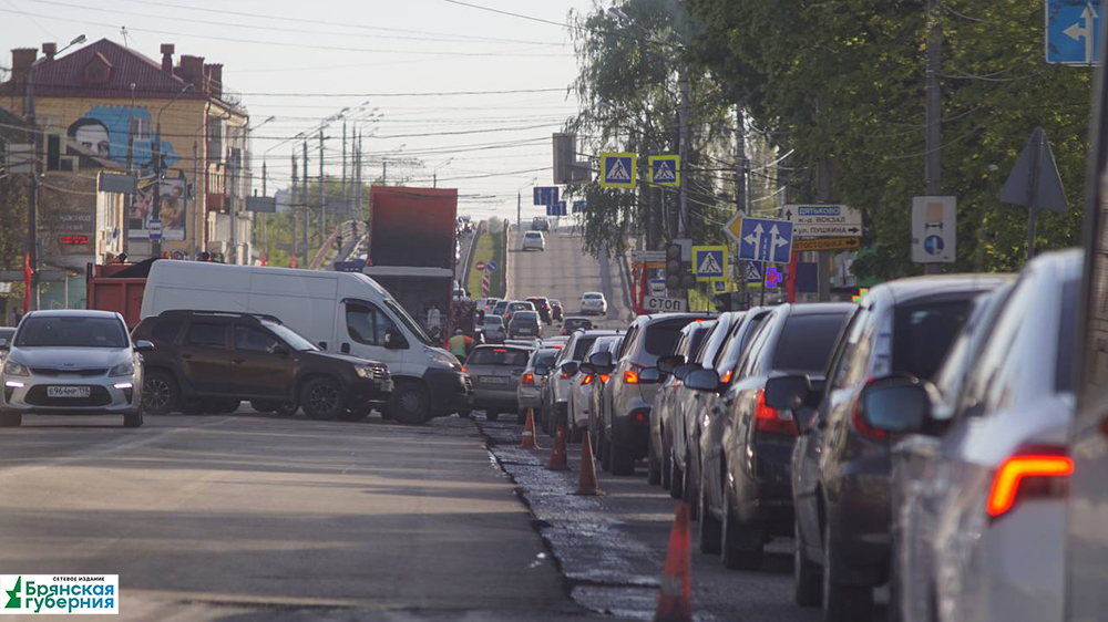 На выезде из Володарского района Брянска вечером 2 мая из-за дорожников возникла чудовищная пробка