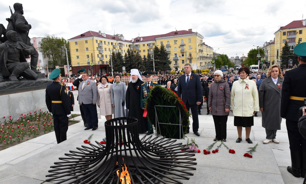 На площади Партизан в Брянске возложили цветы к Вечному огню