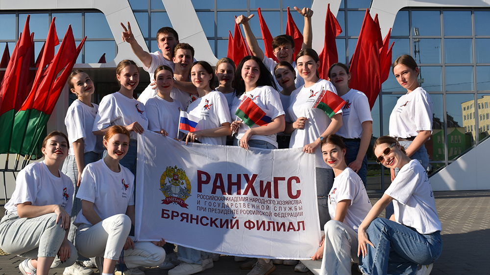 Молодежная агитбригада Брянской области выступила в Беларуси