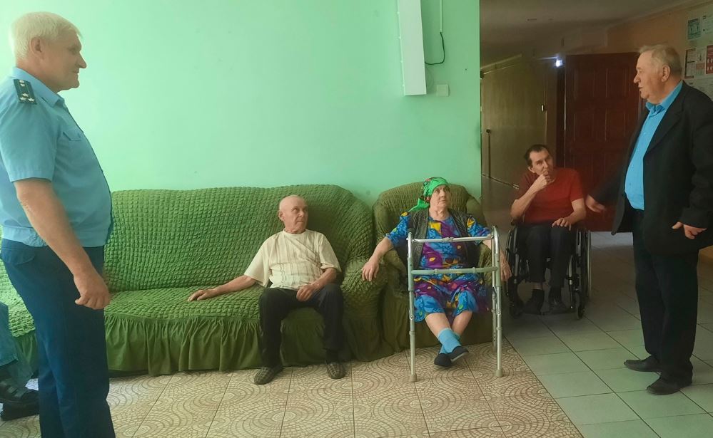 Прокурор Суражского района Брянщины выслушал жалобы постояльцев дома-интерната