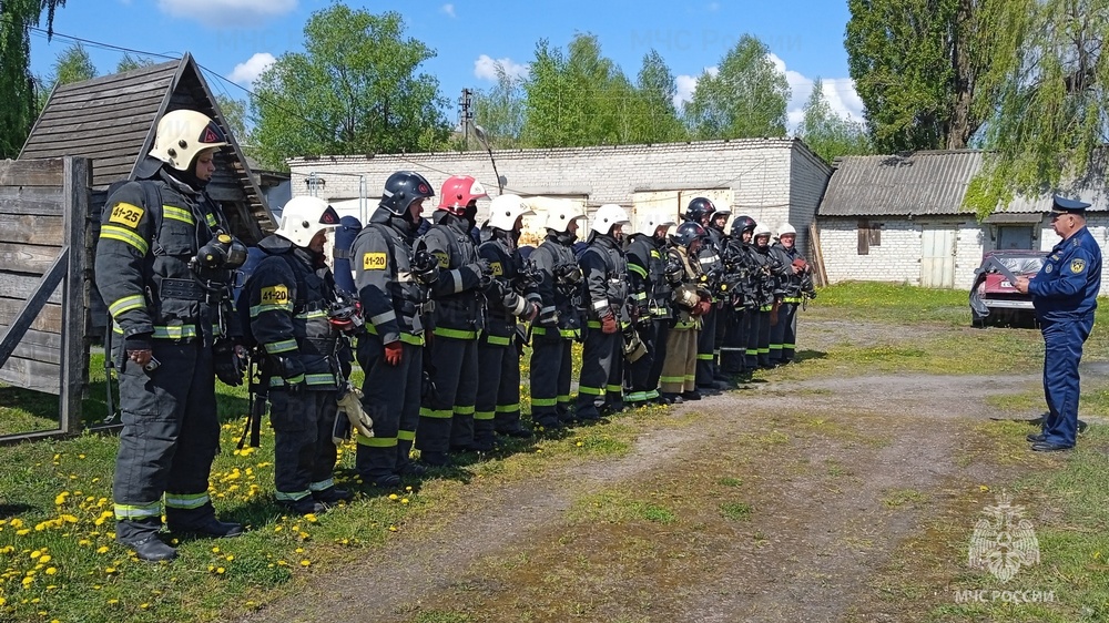 Тренировка в теплодымокамере для брасовских пожарных-спасателей