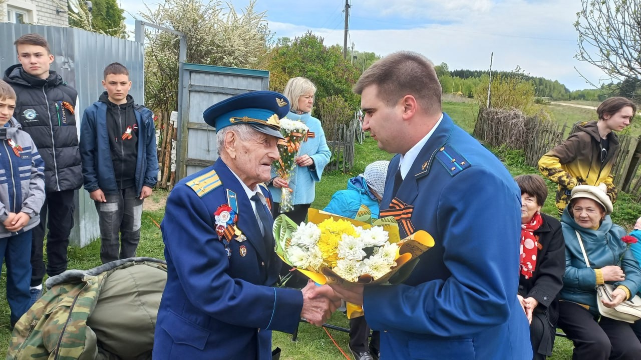 Работники прокуратуры Жуковского района поздравили ветерана с Днём Победы