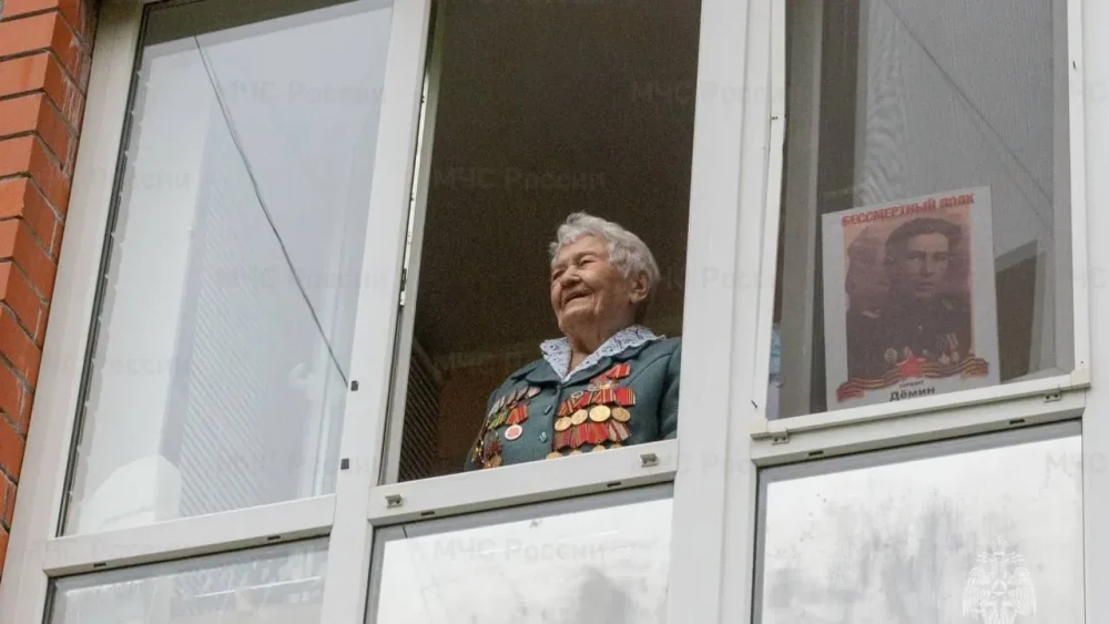 В Брянске сотрудники МЧС спели для ветеранов Великой Отечественной войны
