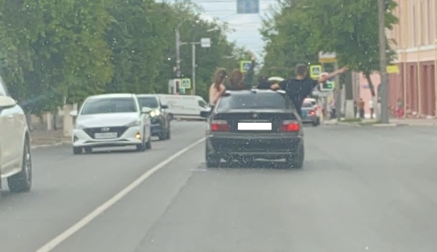 Молодежь на BMW устроила опасные покатушки в центре Брянска