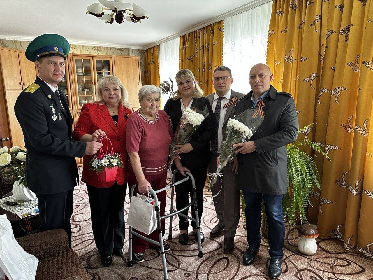В Брянске поздравили с Днем Победы ветерана Зою Артюхову