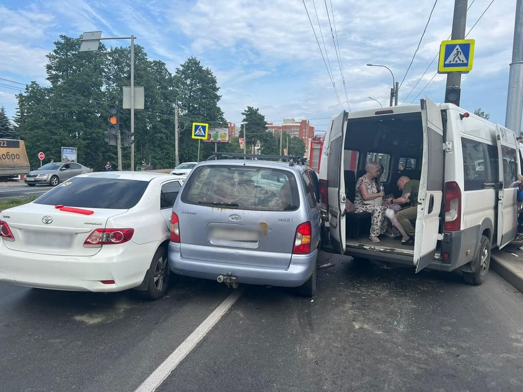 В ДТП с маршруткой в Брянске пострадали пять человек