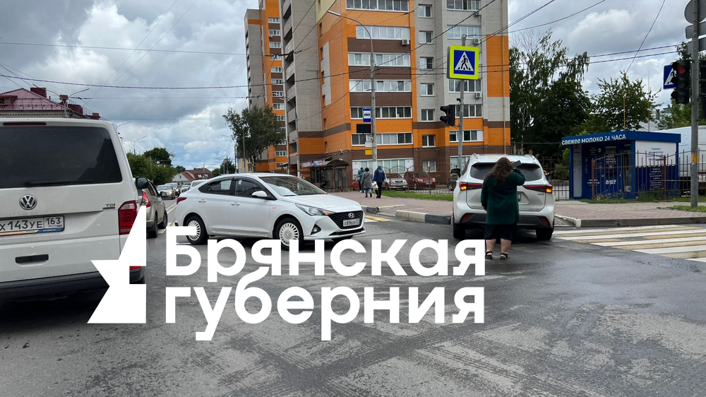 В Брянске возле остановки «Противопожарный центр» столкнулись седан и внедорожник