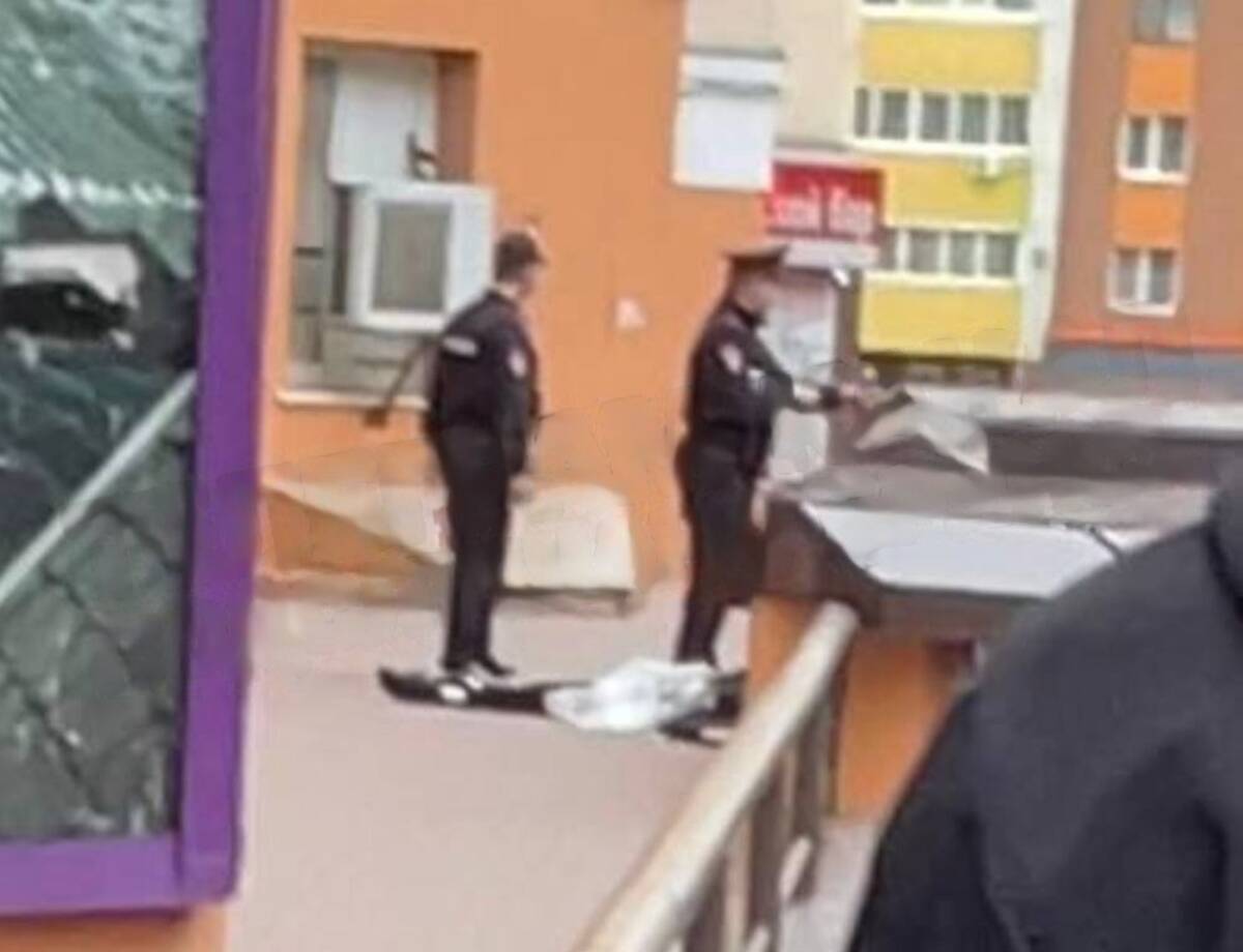 В Брянске на улице Бежицкой выпал из окна мужчина