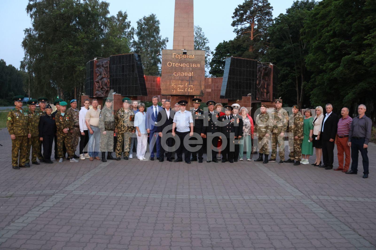Жители Клинцов зажгли свечи у памятника павшим в Великую Отечественную войну Героям