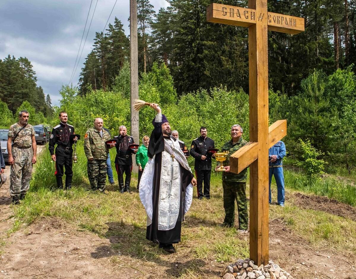 В Брянской области освятили Поклонный крест у дороги Дятьково - Псурь