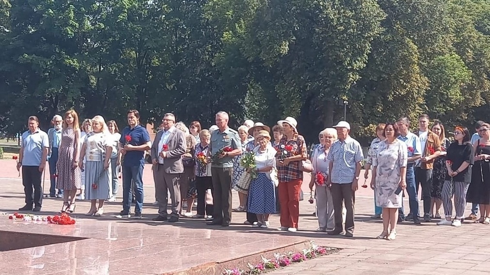 В Брянске к братской могиле в сквере имени Ленина возложили цветы