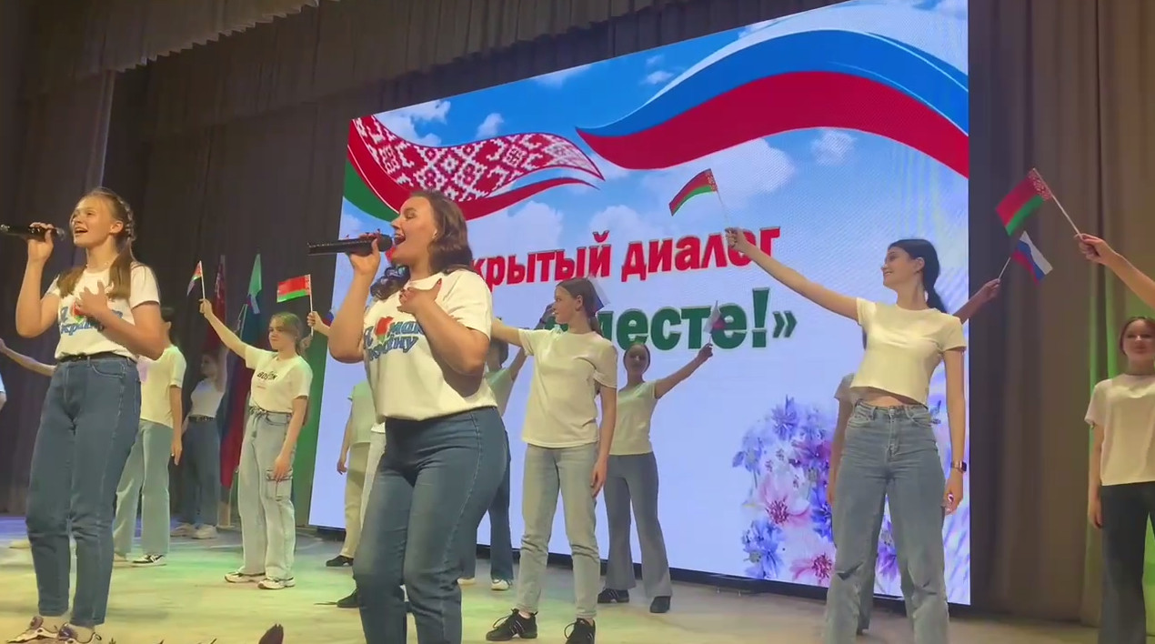Брянская молодежная агитбригада выступила в центре культуры белорусских Климовичей