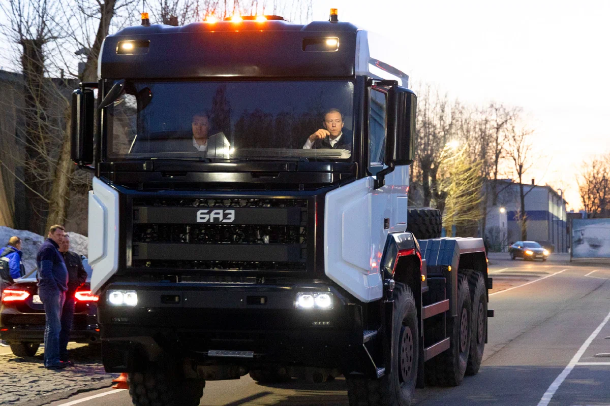 «Алмаз-Антей» наладит в Петербурге производство грузовиков на шасси брянского производства
