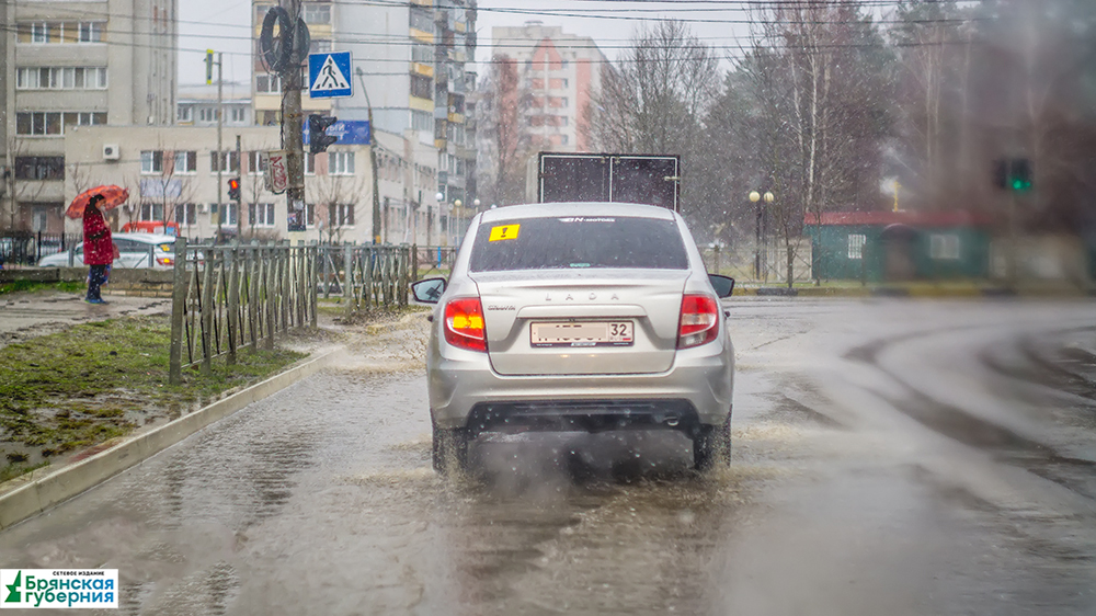 Брянских водителей просят быть внимательными на дороге из-за дождя