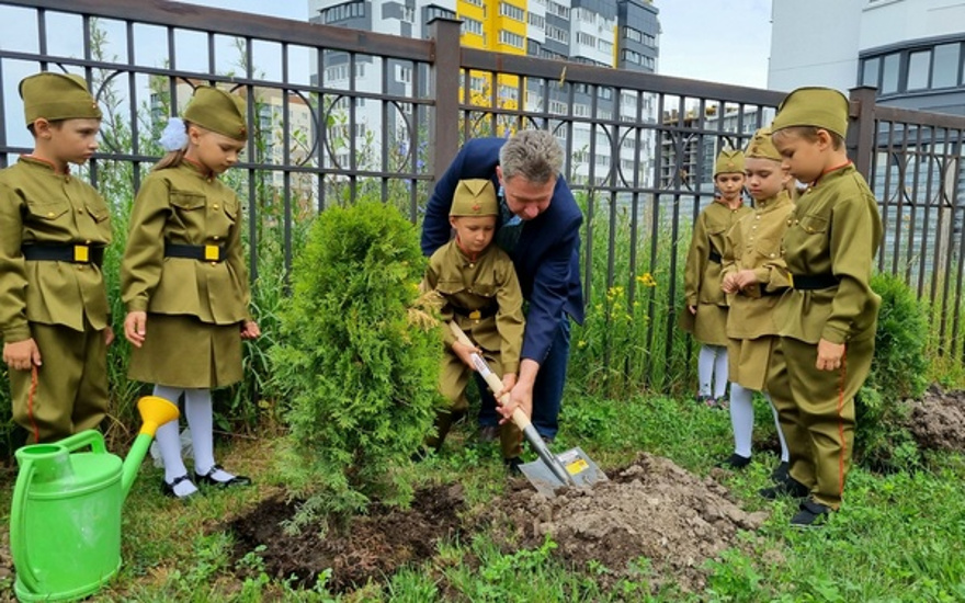 В Брянске дошкольники заложили сад памяти детей-участников партизанского движения