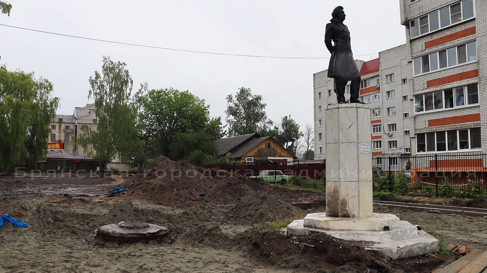 В Брянске продолжается ремонт сквера Пушкина
