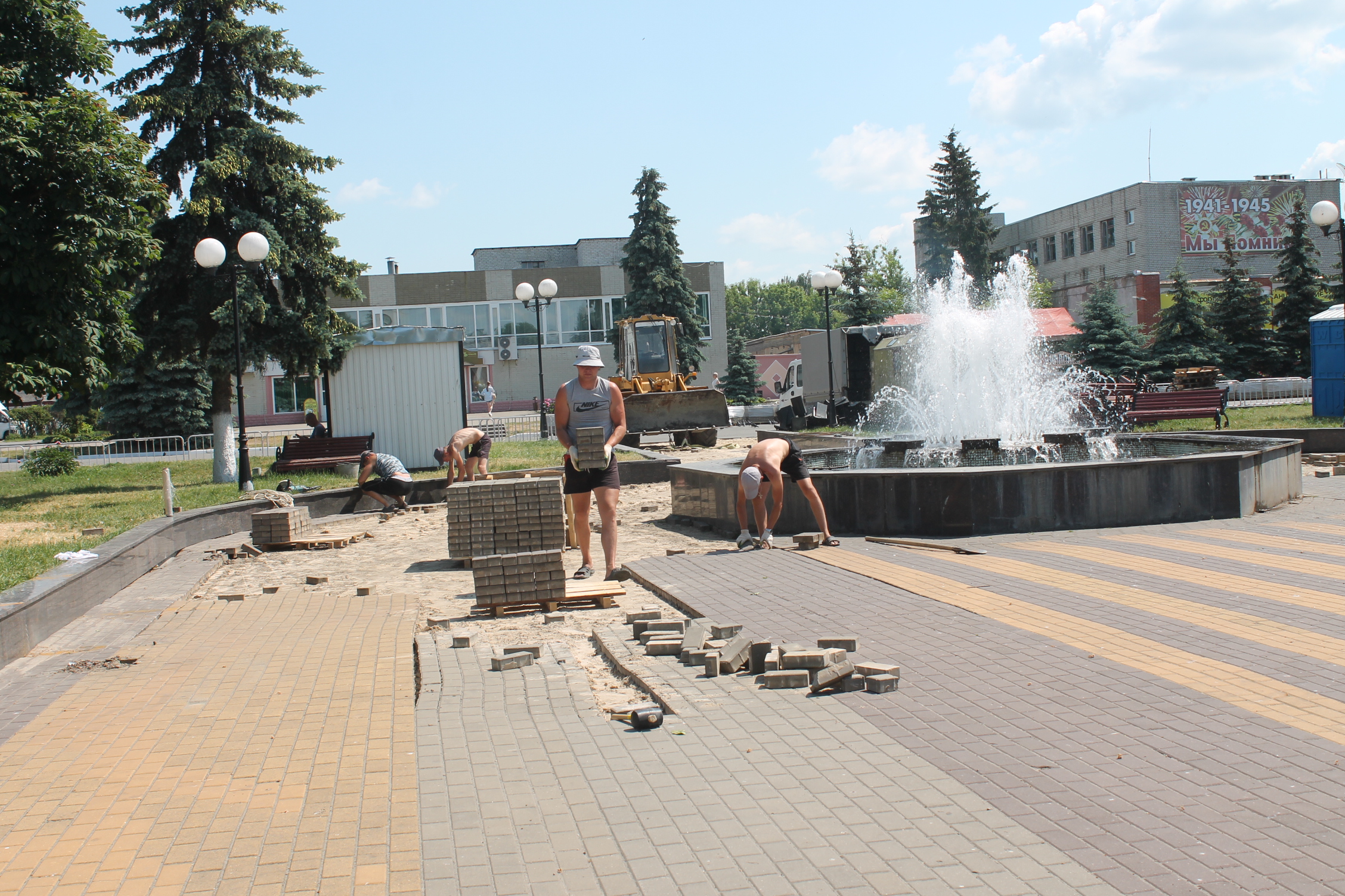 На центральной площади Карачева начались работы по благоустройству