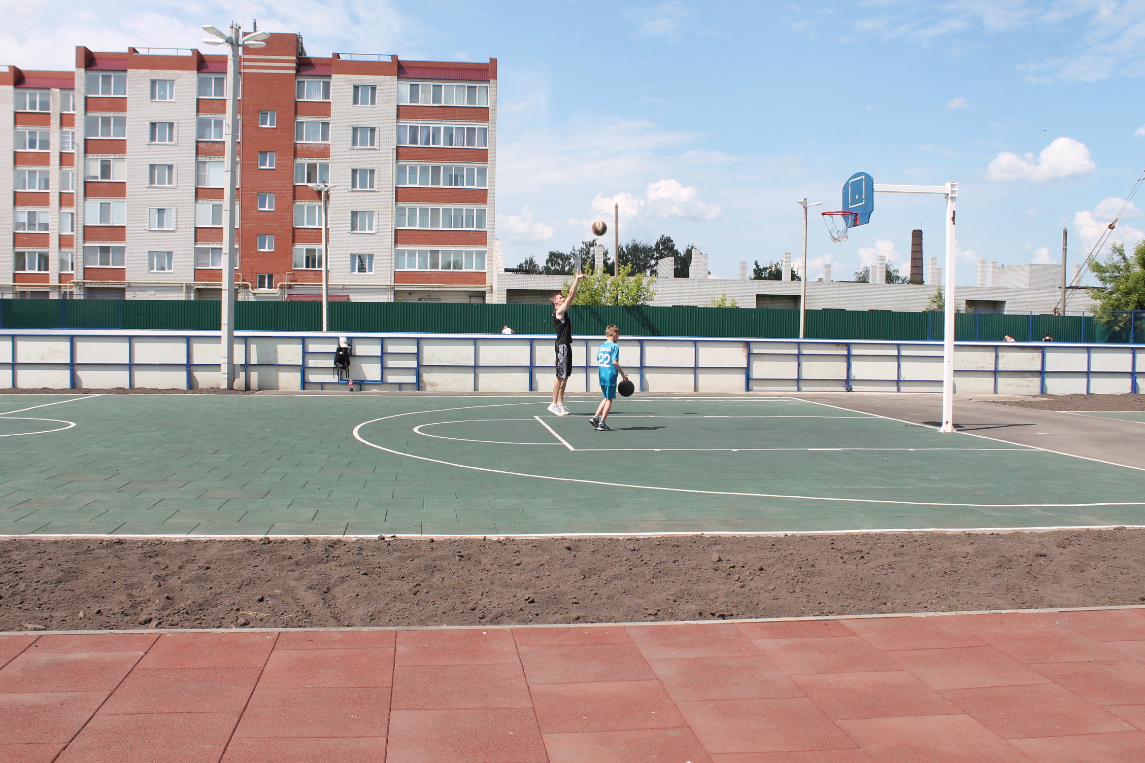 В Карачеве отремонтировали спортплощадку и благоустроили территорию вокруг нее