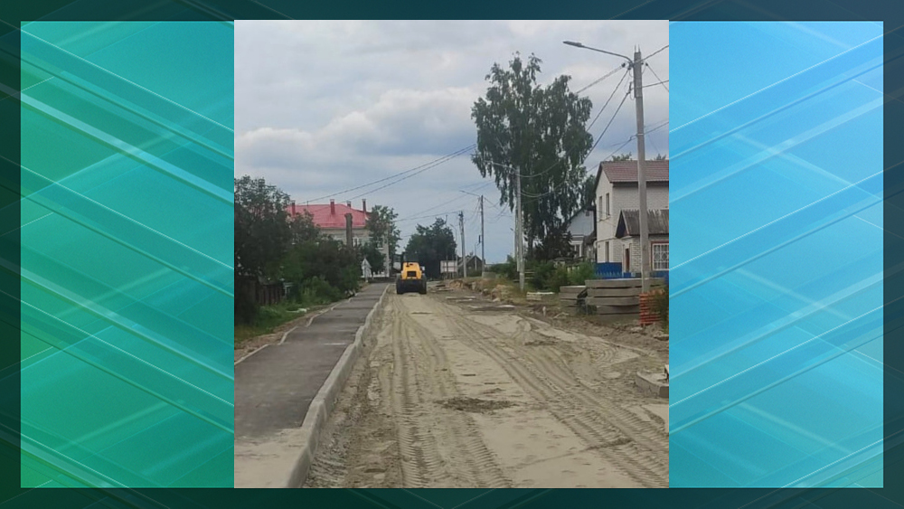 В Брянске на улице Отрадной рабочие проложили тротуары и линию освещения