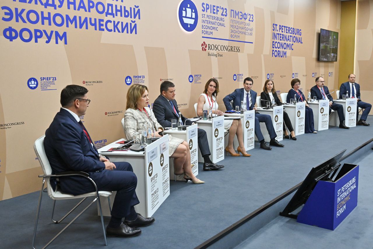 Брянский губернатор на ПМЭФ-2023 отметил роль бизнеса в улучшении демографической ситуации