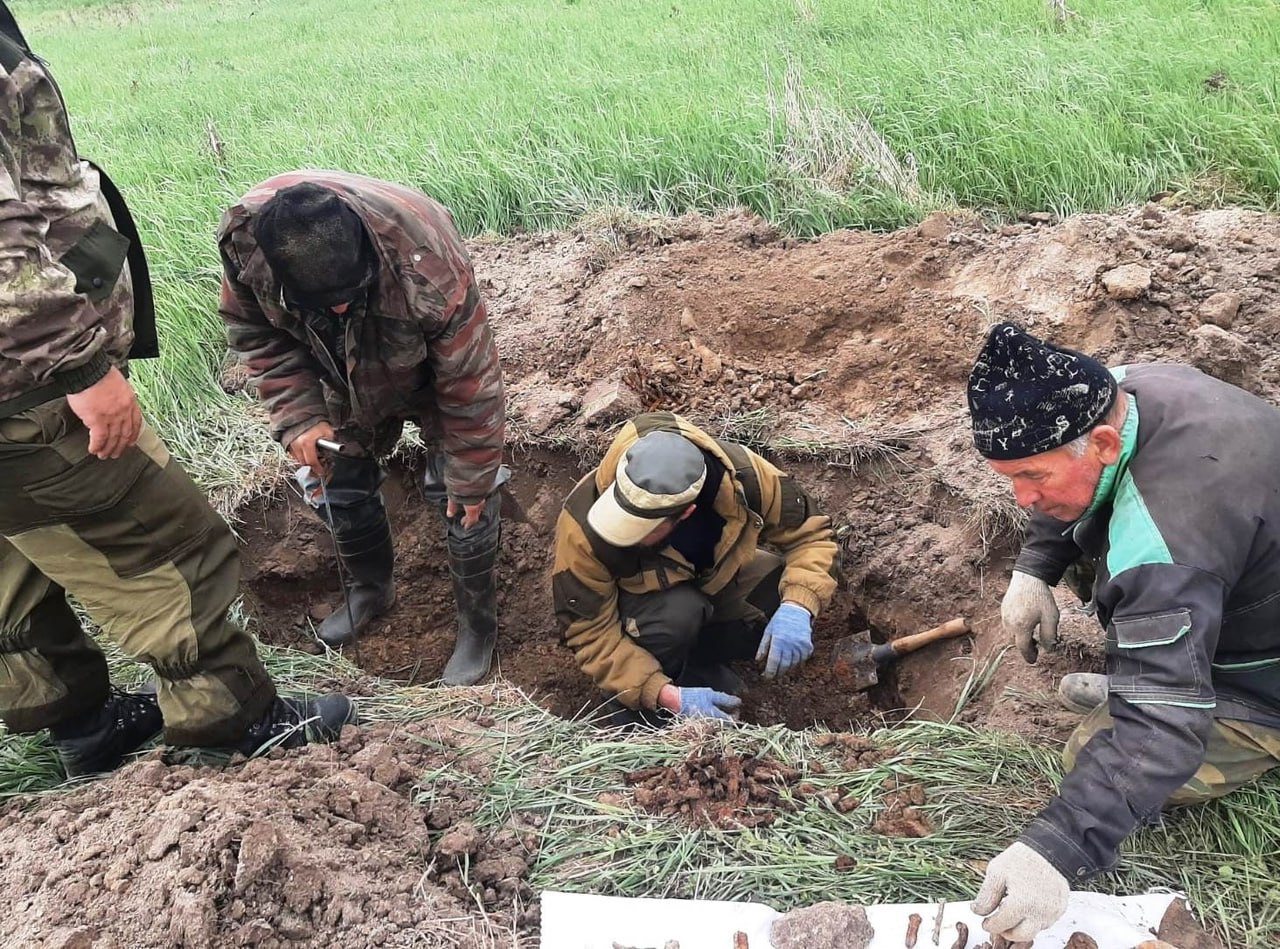 В Брянской области поисковики обнаружили останки 14 красноармейцев