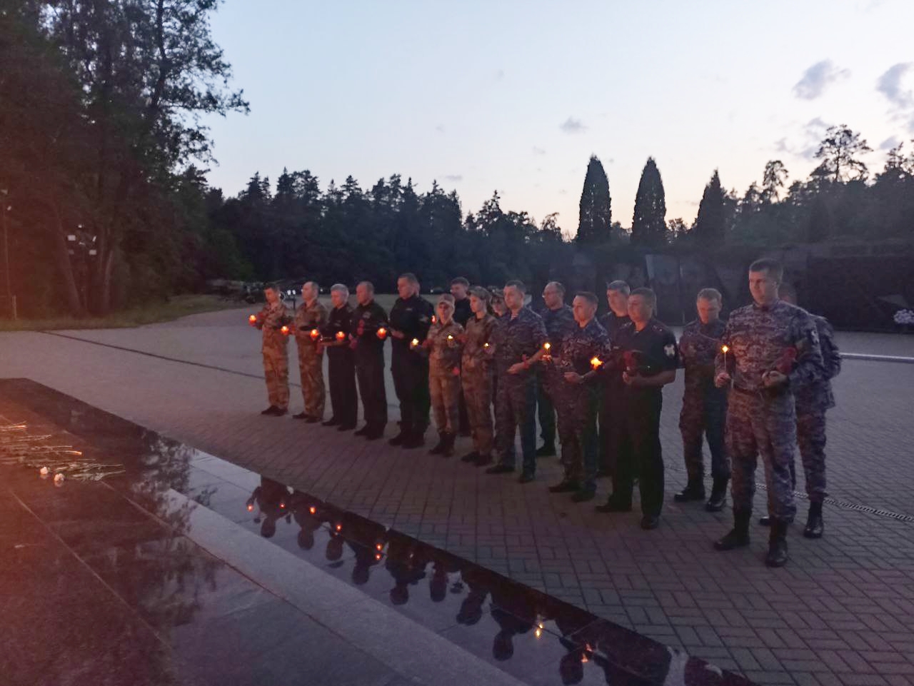 Утро Дня памяти и скорби брянские росгвардейцы встретили со свечами на Партизанской поляне