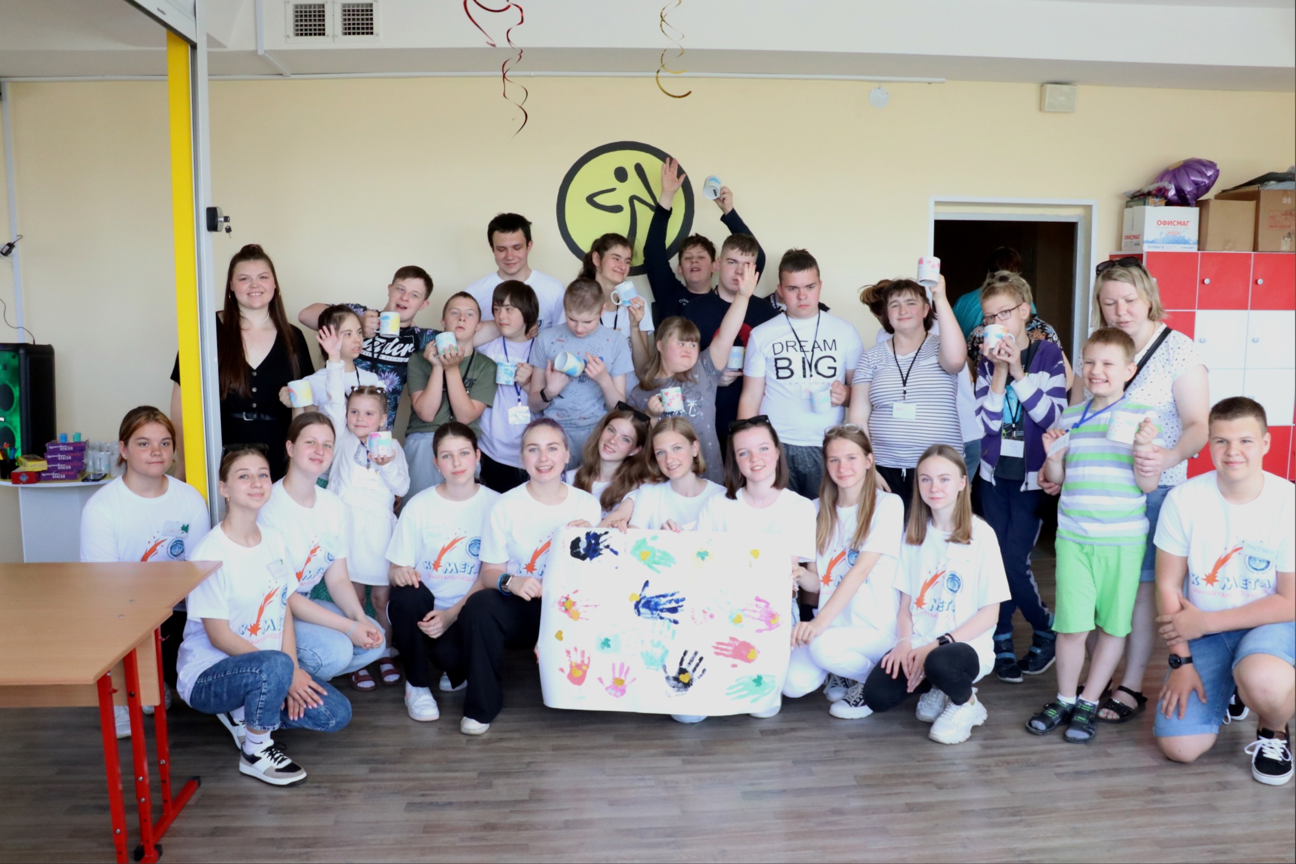В Брянске реализуется проект для воспитанников социальных учреждений "Рисуем красками добро"