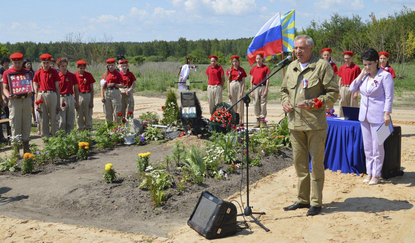 На месте гибели экипажа Су-34 в Стародубском районе Брянщины почтили память летчиков