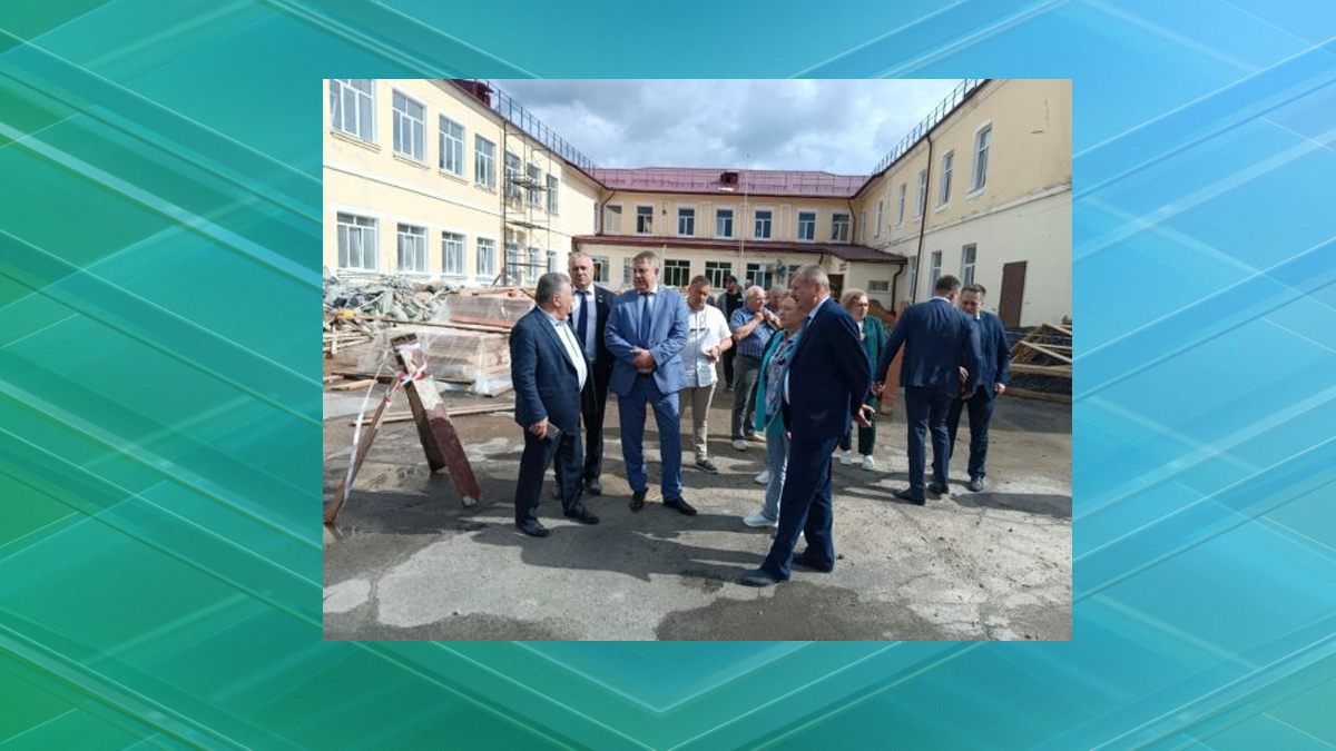 Александр Богомаз проверил ход ремонта школы №2 в Унече