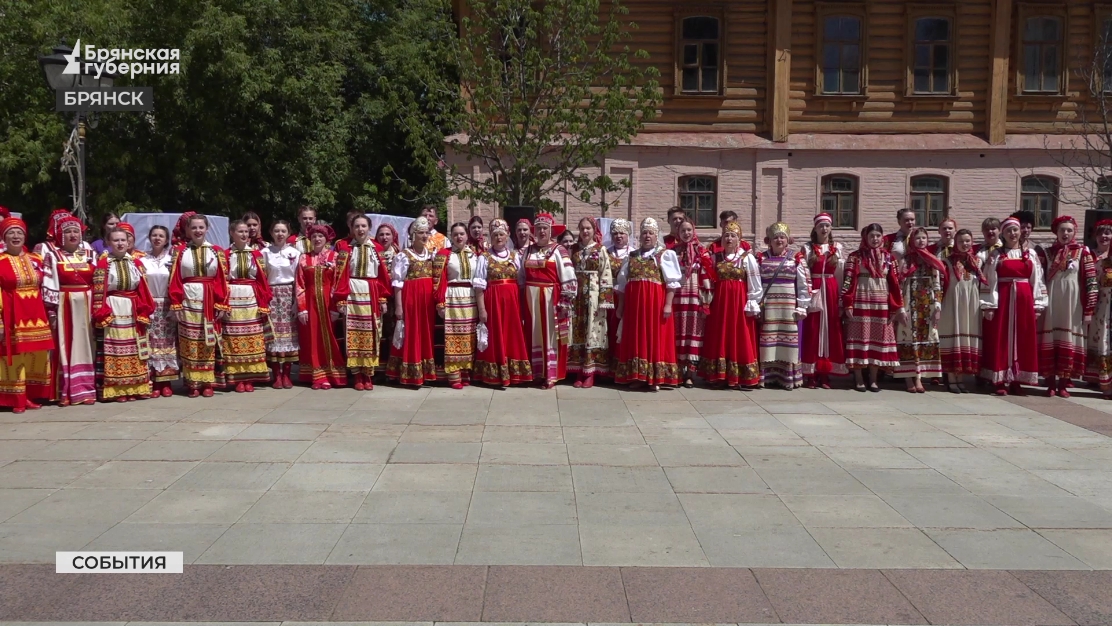 В Брянске в День России открылась интерактивная выставка народного костюма под открытым небом